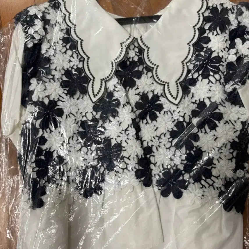 [BUNJANG] Vicinie White Navy Floral Lace Blouse / 바이씨니 화이트 네이비 플라워 짜임 레이스 블라우스