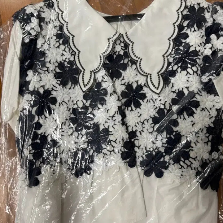 [BUNJANG] Vicinie White Navy Floral Lace Blouse / 바이씨니 화이트 네이비 플라워 짜임 레이스 블라우스