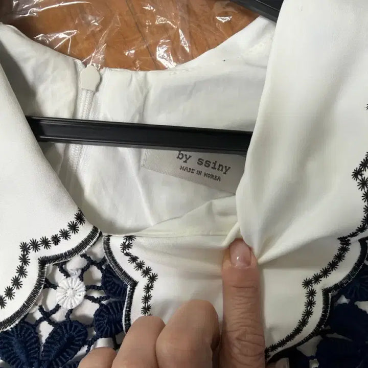 [BUNJANG] Vicinie White Navy Floral Lace Blouse / 바이씨니 화이트 네이비 플라워 짜임 레이스 블라우스