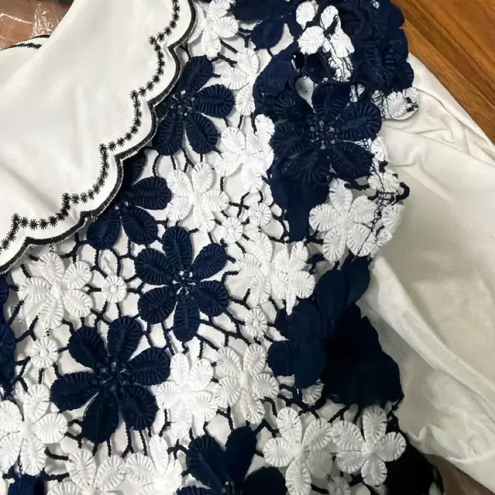 [BUNJANG] Vicinie White Navy Floral Lace Blouse / 바이씨니 화이트 네이비 플라워 짜임 레이스 블라우스