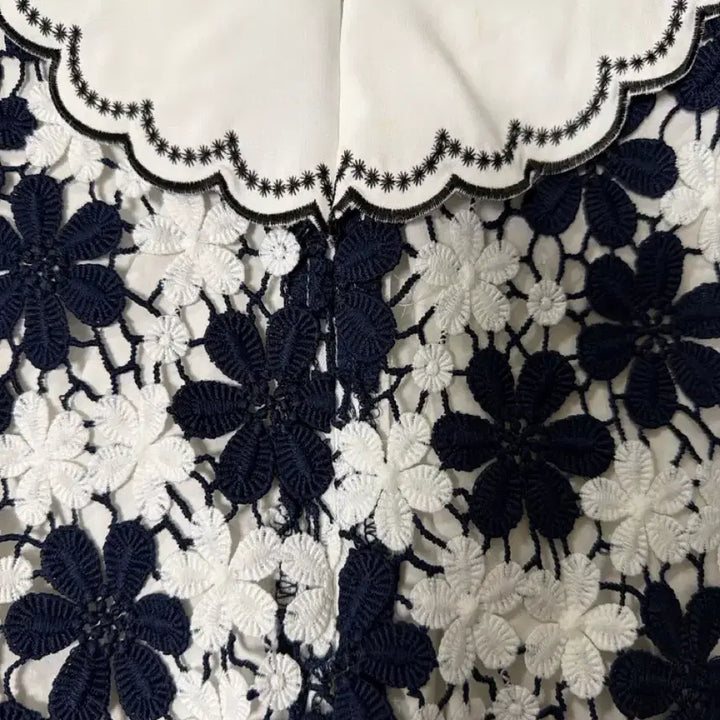 [BUNJANG] Vicinie White Navy Floral Lace Blouse / 바이씨니 화이트 네이비 플라워 짜임 레이스 블라우스
