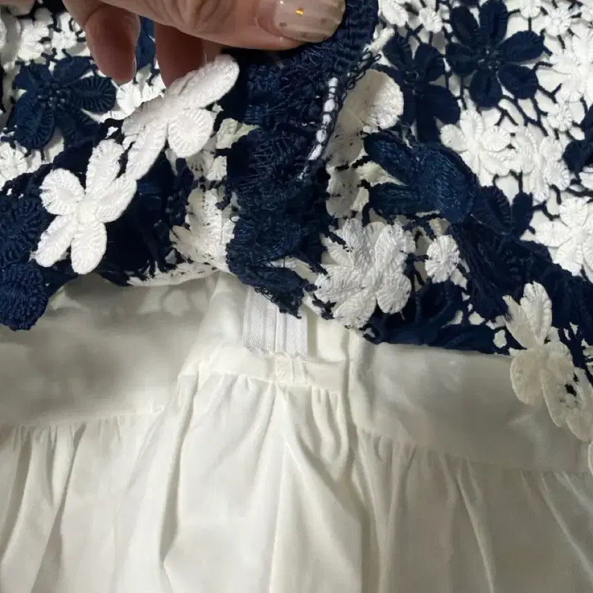 [BUNJANG] Vicinie White Navy Floral Lace Blouse / 바이씨니 화이트 네이비 플라워 짜임 레이스 블라우스