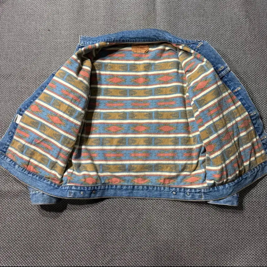 [SOLD OUT] 80s 빈티지 리바이스 트러커 자켓 3세대 L 나바호 블랭킷