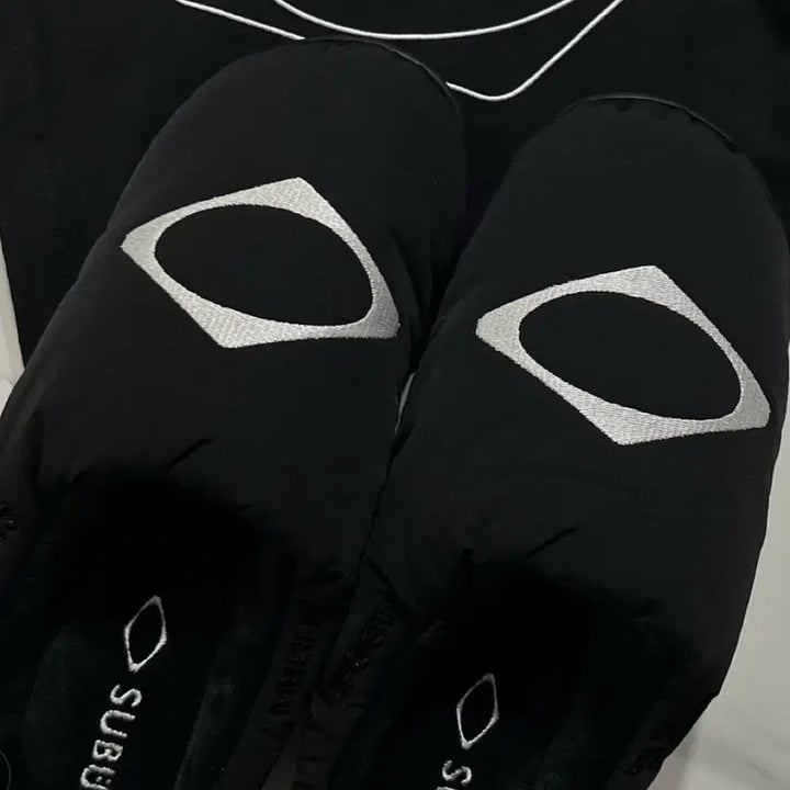[BUNJANG] Mischief x Subu Puffer Slippers Black / 미스치프 x 수부 푸퍼 슬리퍼 블랙