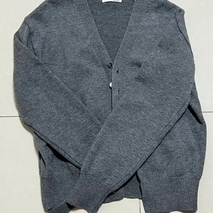[BUNJANG] Gray V-Neck Cardigan / 회색 브이넥 가디건