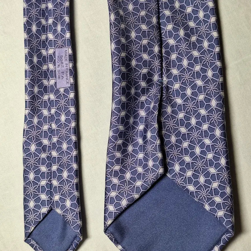 [BUNJANG] Hermès Blue Gray Hexagonal Diamond Pattern Silk Tie / 에르메스 블루그레이 육각격자 다이아패턴 실크 넥타이