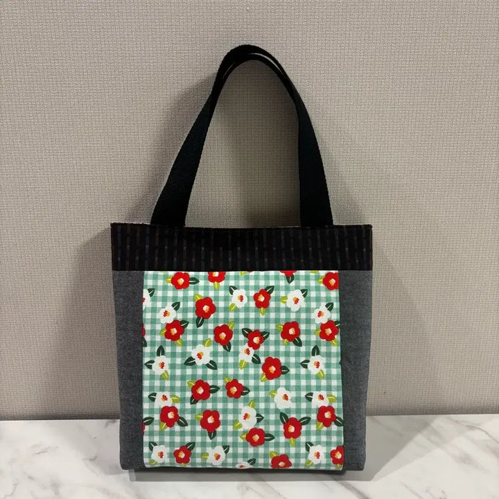 [BUNJANG] Quilted Camellia Tote Bag / 퀼트 동백꽃 토트백