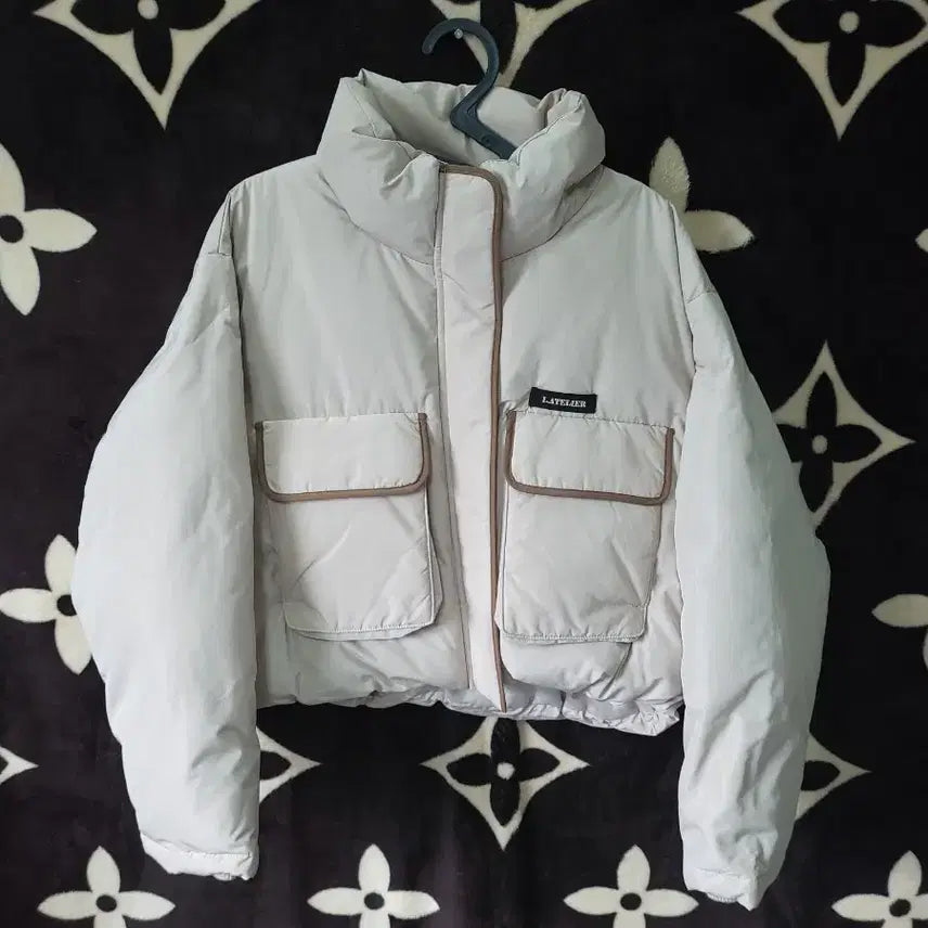 [SOLD OUT] 라인어디션 크롭 하이넥 구스다운 패딩 55 연베이지