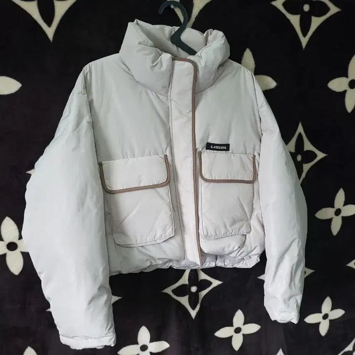 [SOLD OUT] 라인어디션 크롭 하이넥 구스다운 패딩 55 연베이지