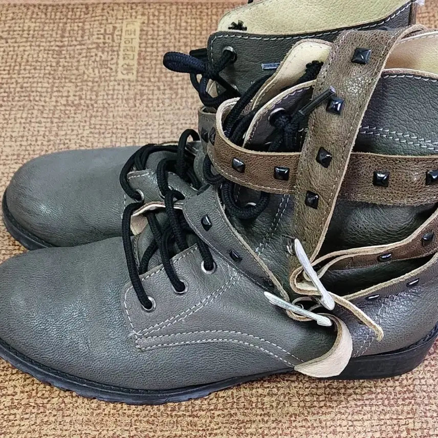 [BUNJANG] Studded Lace-up Ankle Boots / 스터드 장식 레이스업 워커 부츠