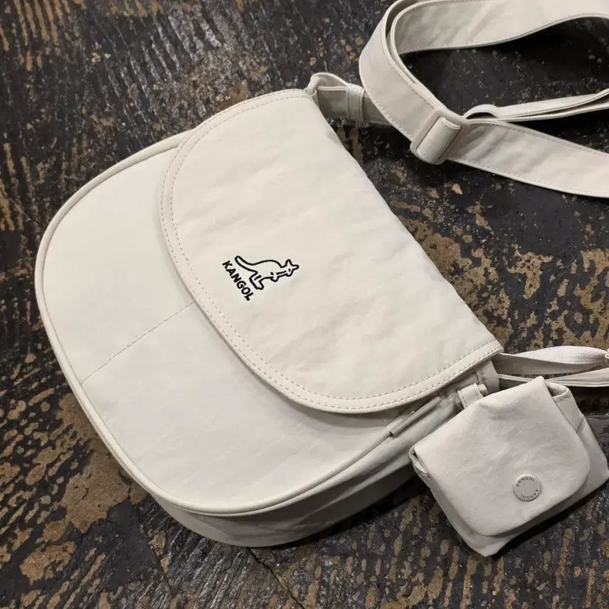 [BUNJANG] Kangol Essential RC Flap Crossbody Bag / 캉골 에센셜 RC 플랩 크로스백