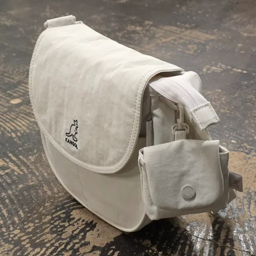 [BUNJANG] Kangol Essential RC Flap Crossbody Bag / 캉골 에센셜 RC 플랩 크로스백