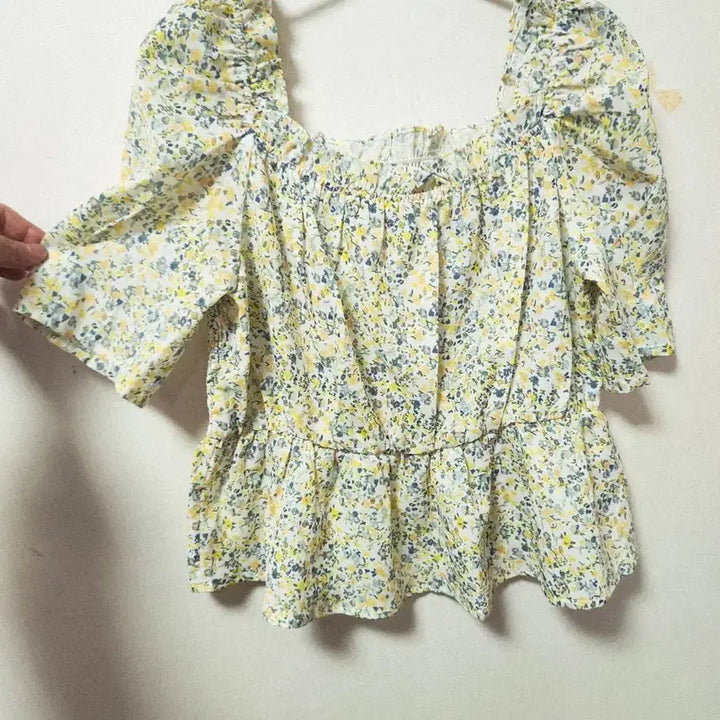 [SOLD OUT] (새상품)MIXXO 플라워 셔링 블라우스 페플럼 반팔