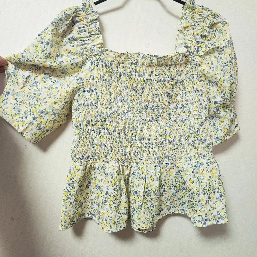 [SOLD OUT] (새상품)MIXXO 플라워 셔링 블라우스 페플럼 반팔