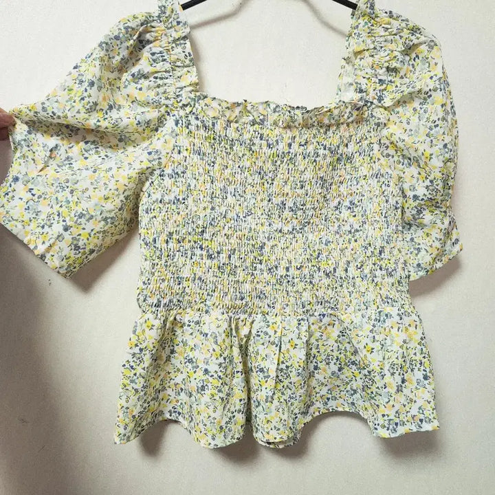 [SOLD OUT] (새상품)MIXXO 플라워 셔링 블라우스 페플럼 반팔