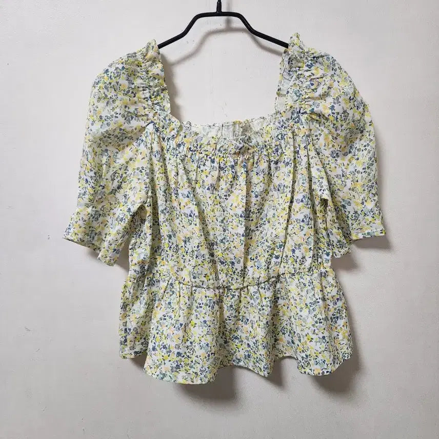 [SOLD OUT] (새상품)MIXXO 플라워 셔링 블라우스 페플럼 반팔