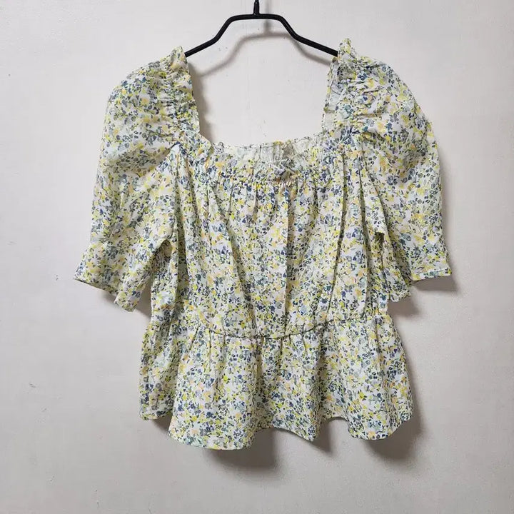 [SOLD OUT] (새상품)MIXXO 플라워 셔링 블라우스 페플럼 반팔