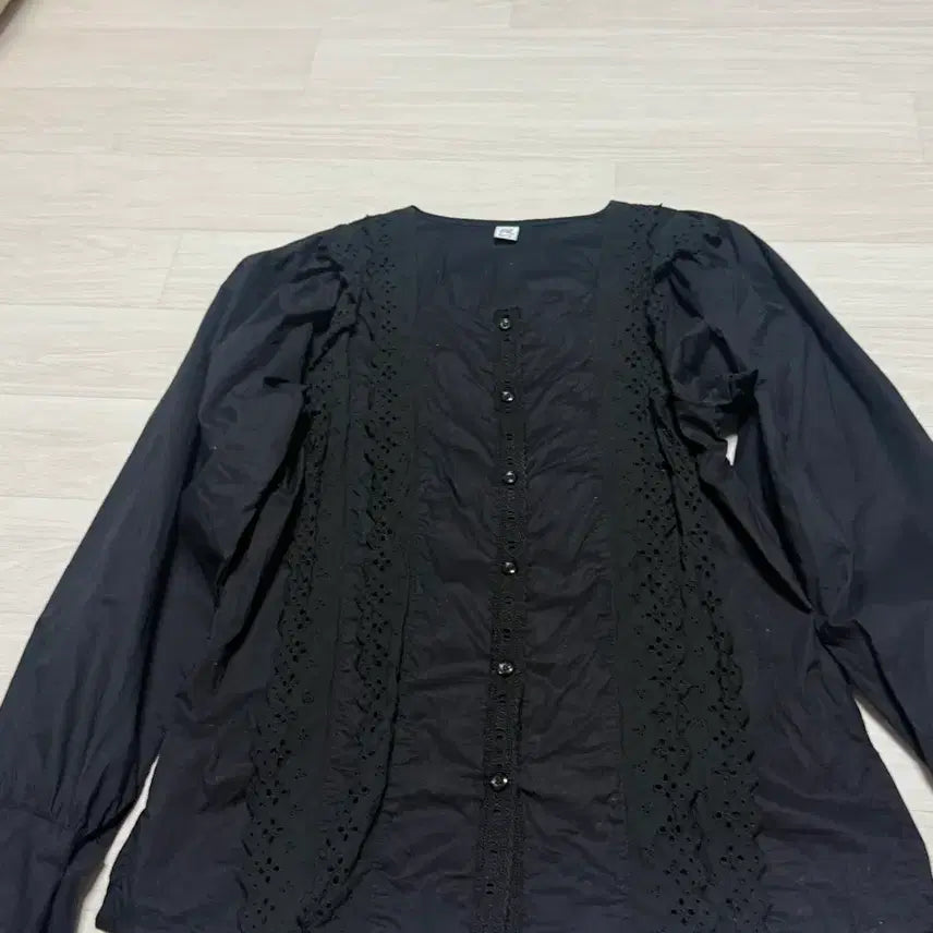 [BUNJANG] Black Eyelet Punch Long Sleeve Blouse / 검정색 아일렛 펀칭 긴팔 블라우스