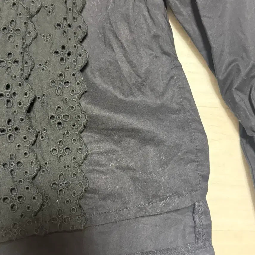 [BUNJANG] Black Eyelet Punch Long Sleeve Blouse / 검정색 아일렛 펀칭 긴팔 블라우스
