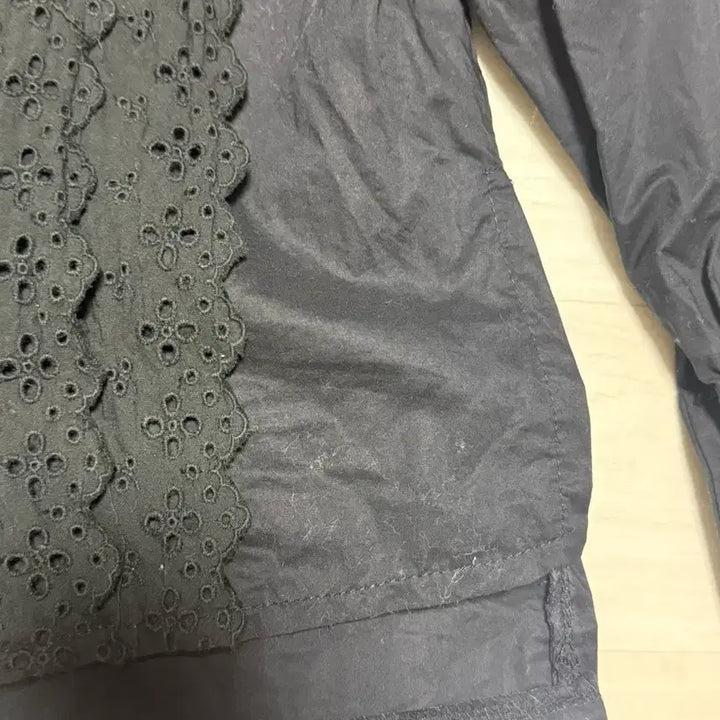 [BUNJANG] Black Eyelet Punch Long Sleeve Blouse / 검정색 아일렛 펀칭 긴팔 블라우스