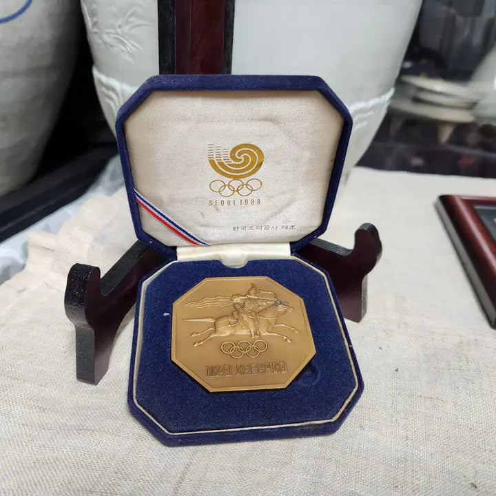 [BUNJANG] 1988 Seoul Olympic Commemorative Octagonal Medal / 1988 서울 올림픽 기념 팔각 메달.