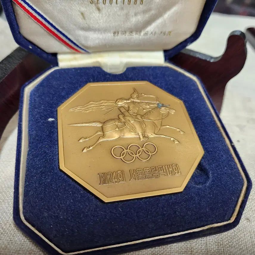 [BUNJANG] 1988 Seoul Olympic Commemorative Octagonal Medal / 1988 서울 올림픽 기념 팔각 메달.