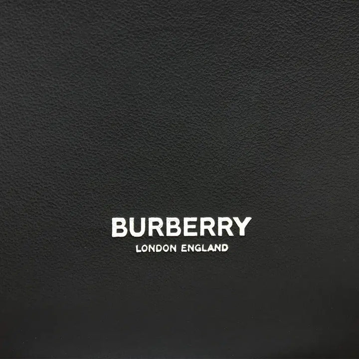 [SOLD OUT] [명품다올동래] 버버리 호스페리 포켓 WOC 미니 체인 크로스백