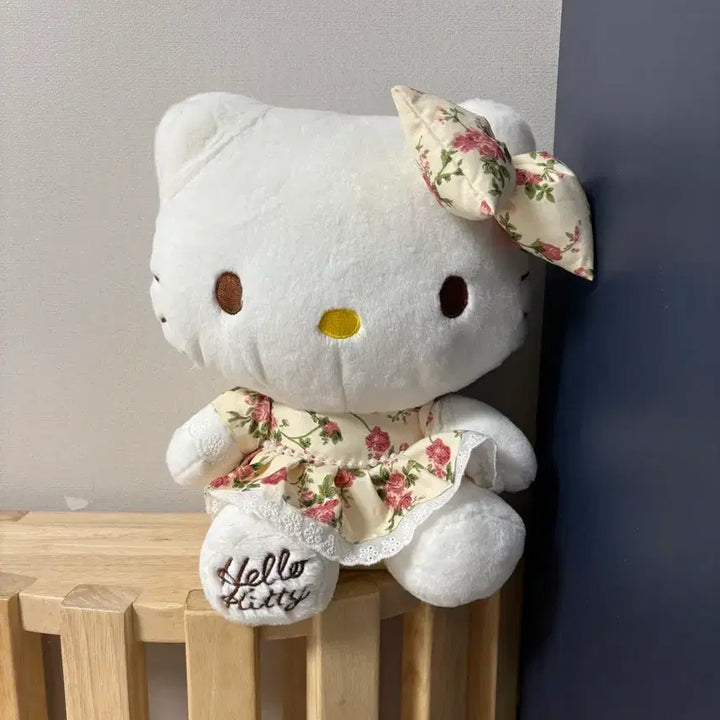 [BUNJANG] Sanrio Hello Kitty Floral Dress Plush Doll / 새제품 산리오 헬로키티 꽃무늬 원피스 인형 30cm