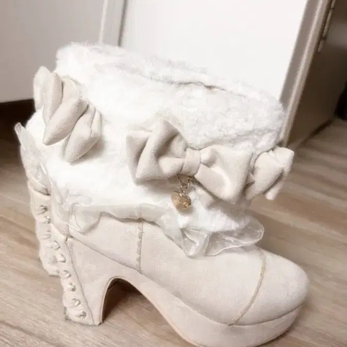 [SOLD OUT] 국내유일매물)lizlisa 리즈리사 베이지 퍼 부츠 라떼갸루 로걀