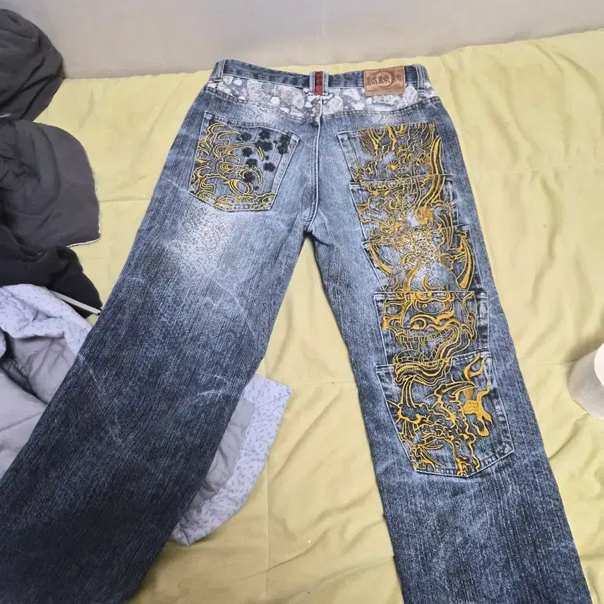 [BUNJANG] Karakuri Tamashii Vanya Embroidery Denim Pants / 카라쿠리타마시  반야 용 자수 데님