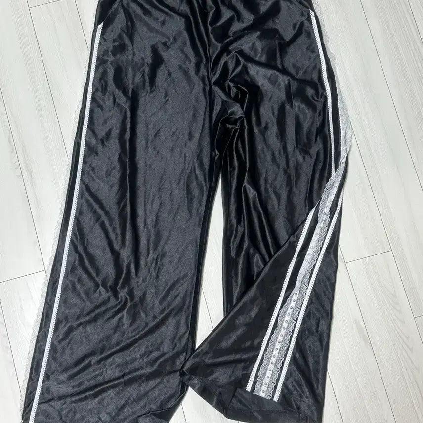 [BUNJANG] Love Is True Palace Training Pants (Black) / 러브이즈트루 PA LACE TRANING PANTS(BLACK)