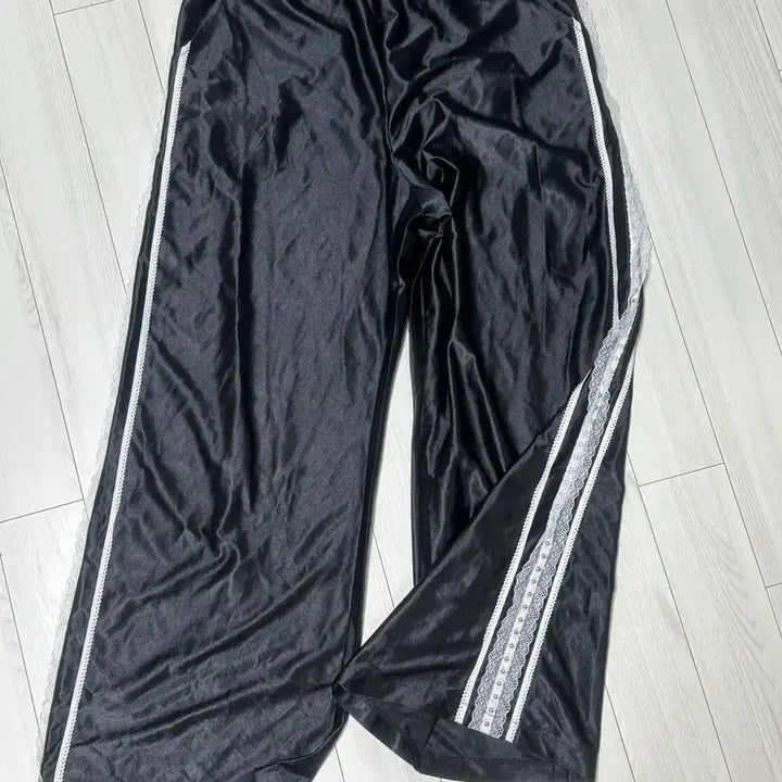 [BUNJANG] Love Is True Palace Training Pants (Black) / 러브이즈트루 PA LACE TRANING PANTS(BLACK)