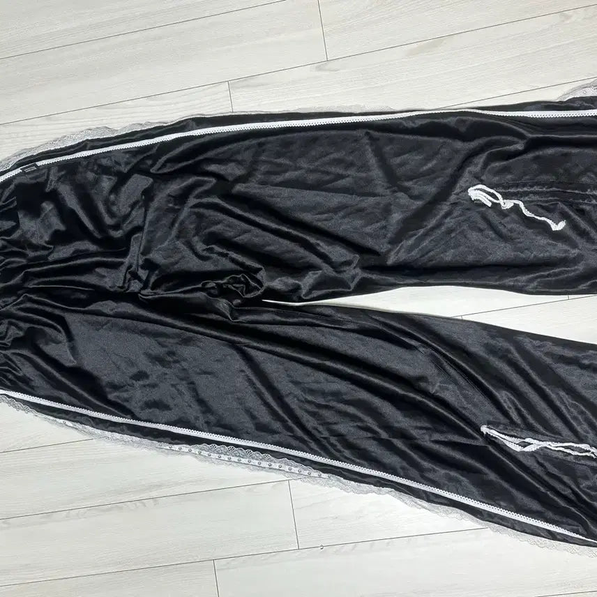 [BUNJANG] Love Is True Palace Training Pants (Black) / 러브이즈트루 PA LACE TRANING PANTS(BLACK)