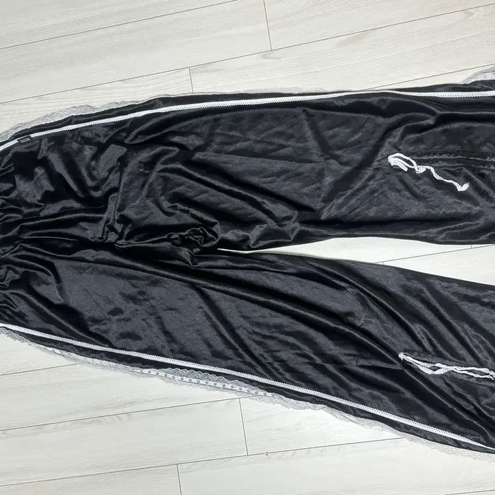 [BUNJANG] Love Is True Palace Training Pants (Black) / 러브이즈트루 PA LACE TRANING PANTS(BLACK)