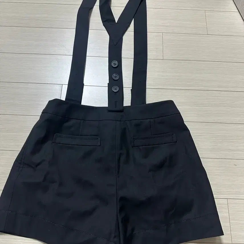[BUNJANG] JIAKIM Black Suspender Shorts / JIAKIM 브랜드의 검정색 서스펜더 반바지