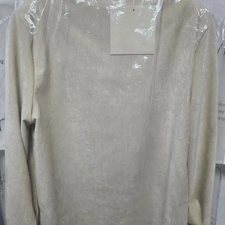 [SOLD OUT] (새상품)아위 벨벳 하프넥 탑 프리사이즈