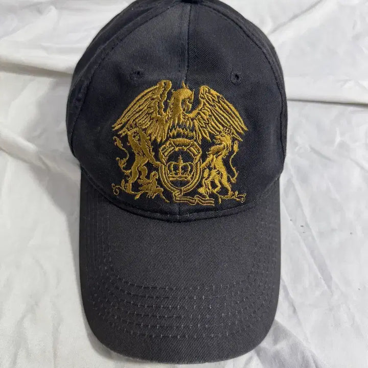 [BUNJANG] Queen Crest Logo Embroidered Ball Cap / 퀸 록 밴드 크레스트 로고 자수 볼캡