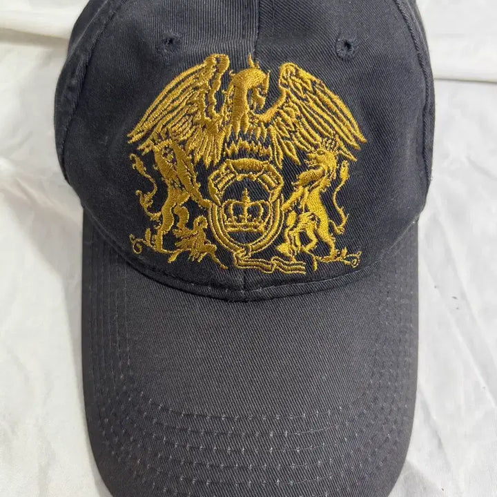 [BUNJANG] Queen Crest Logo Embroidered Ball Cap / 퀸 록 밴드 크레스트 로고 자수 볼캡