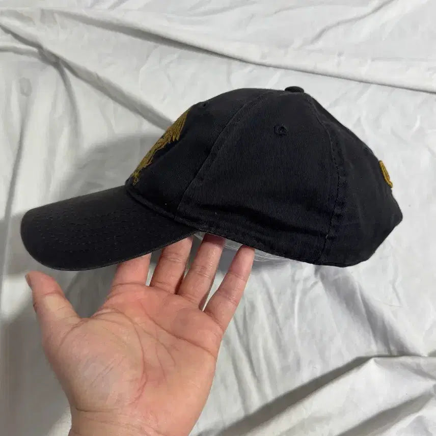 [BUNJANG] Queen Crest Logo Embroidered Ball Cap / 퀸 록 밴드 크레스트 로고 자수 볼캡