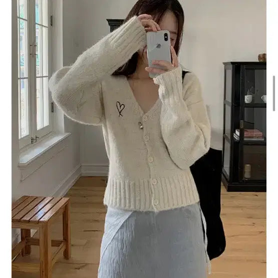 [BUNJANG] ALITTLEBIT Heart V-Neck Cardigan / 어리틀빗 하트 브이넥 가디건