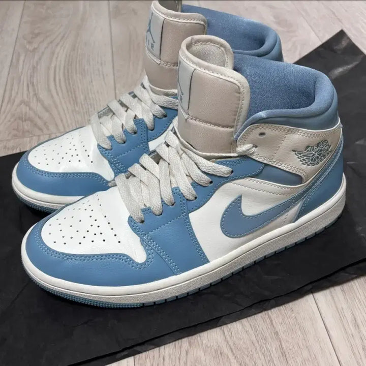 [BUNJANG] Nike Air Jordan 1 Mid Sail And One Blue / (W) 나이키 에어 조던 1 미드 세일 앤 원 블루 240
