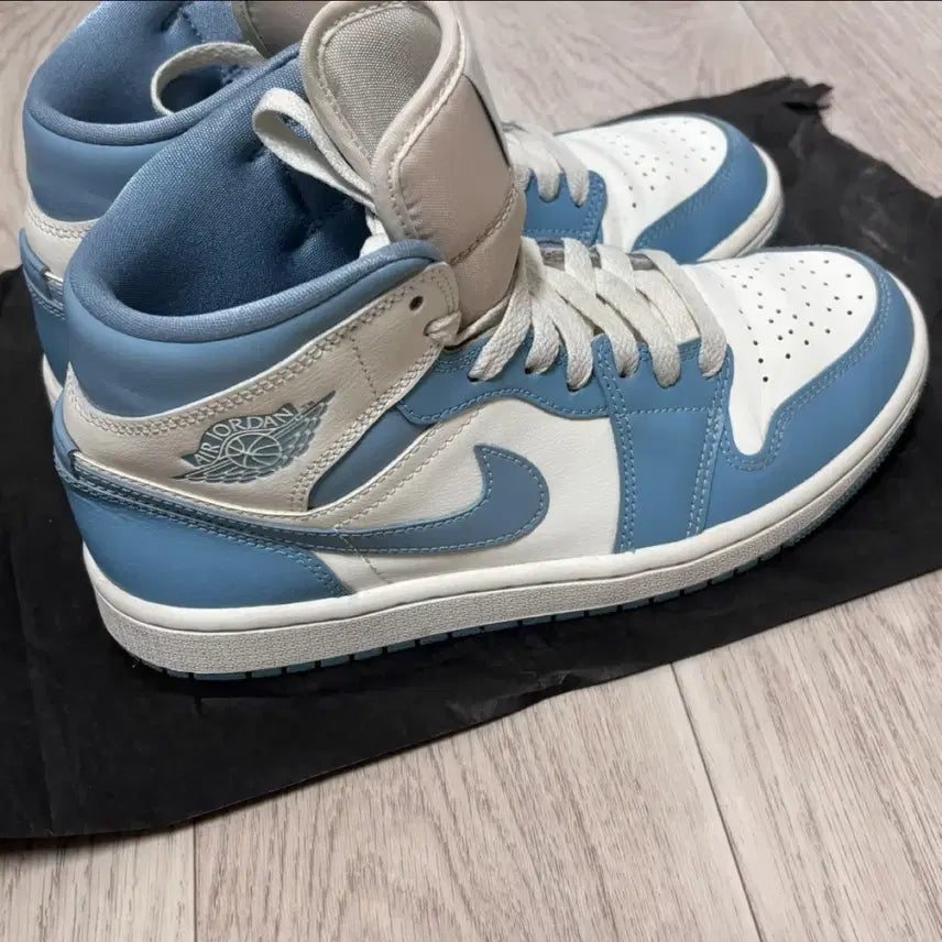 [BUNJANG] Nike Air Jordan 1 Mid Sail And One Blue / (W) 나이키 에어 조던 1 미드 세일 앤 원 블루 240
