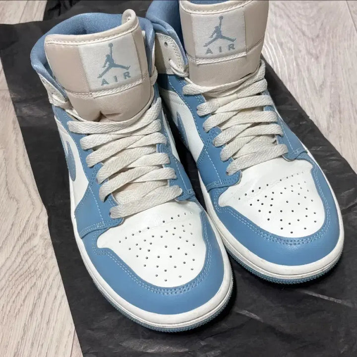 [BUNJANG] Nike Air Jordan 1 Mid Sail And One Blue / (W) 나이키 에어 조던 1 미드 세일 앤 원 블루 240