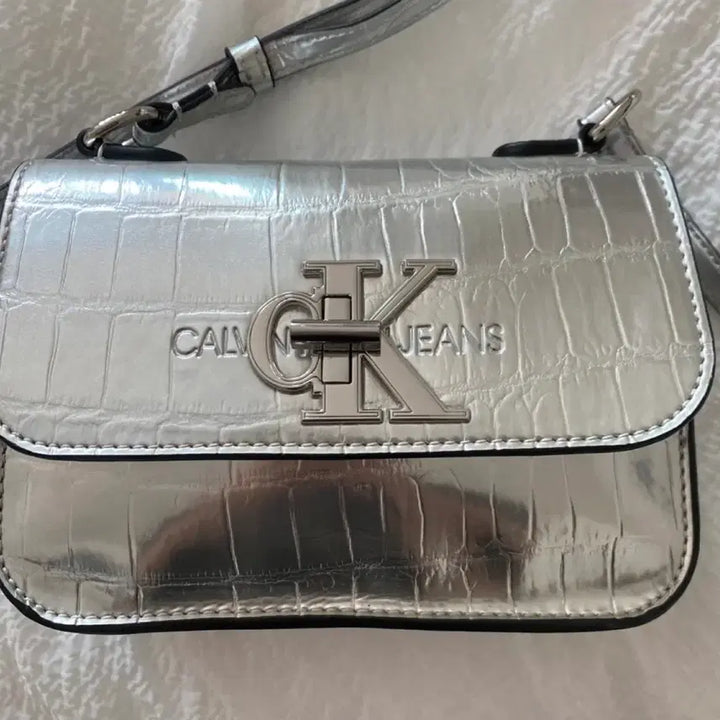 [BUNJANG] Calvin Klein Mini Crossbody Bag - Silver / CK 캘빈클라인 미니 크로스백 - 실버