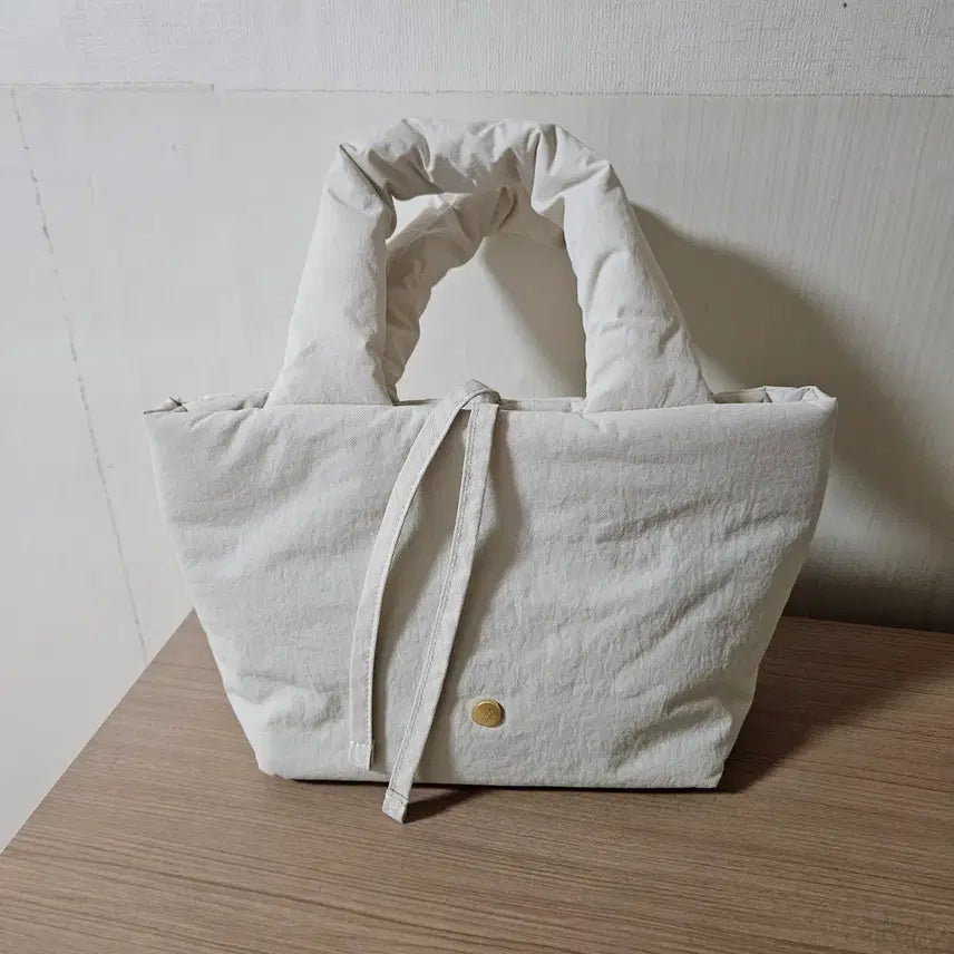 [BUNJANG] Usendy Mellow Padded Tote Bag (Ivory) / 유센디 멜로우 패딩 토트백 아이보리(정가6.2)