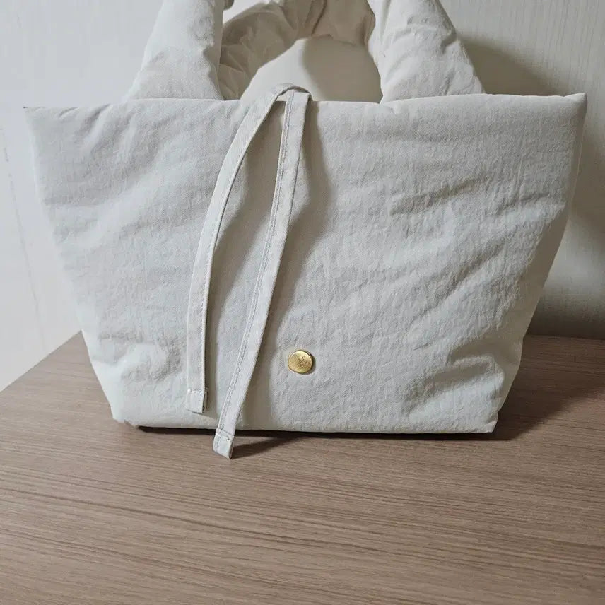 [BUNJANG] Usendy Mellow Padded Tote Bag (Ivory) / 유센디 멜로우 패딩 토트백 아이보리(정가6.2)