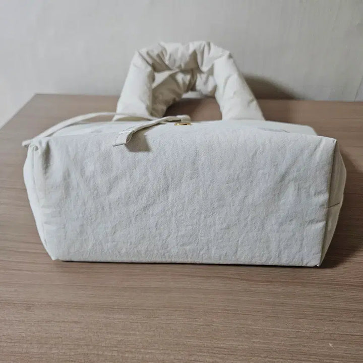 [BUNJANG] Usendy Mellow Padded Tote Bag (Ivory) / 유센디 멜로우 패딩 토트백 아이보리(정가6.2)