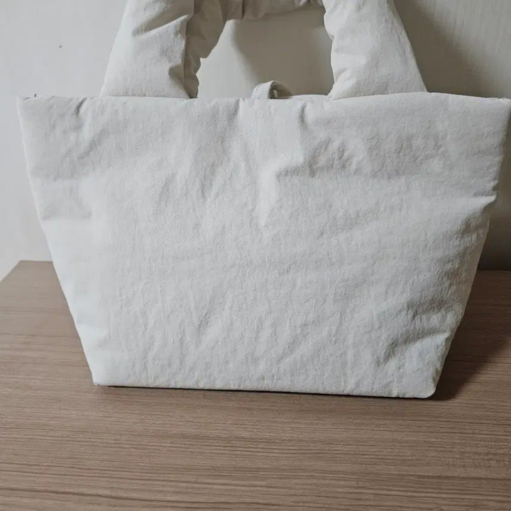 [BUNJANG] Usendy Mellow Padded Tote Bag (Ivory) / 유센디 멜로우 패딩 토트백 아이보리(정가6.2)