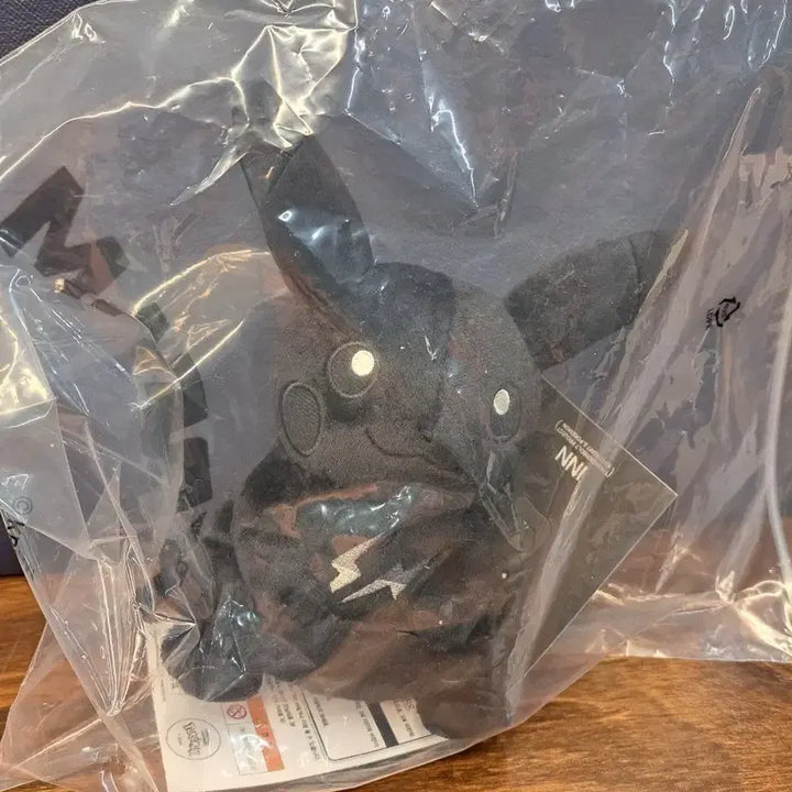 [BUNJANG] Fragment x Pokemon Pikachu M Plush Black / [검수완료] 프라그먼트 x 포켓몬 피카츄 M 인형 블랙 (KREAM 밀봉