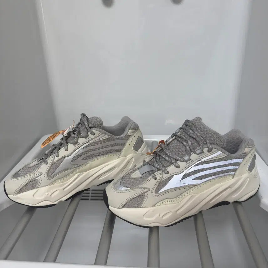 [BUNJANG] Adidas Yeezy Boost 700 V2 Static Sneakers / 이지부스트 700 V2 스태틱 240